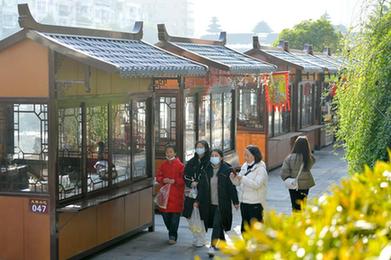 湖北恩施：“地摊小屋”成风景