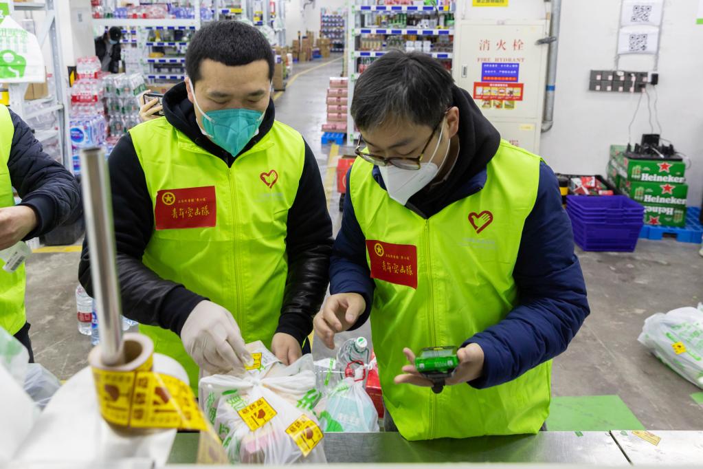 上海：保障城市运力 青年突击队变身蔬果分拣“小分队”