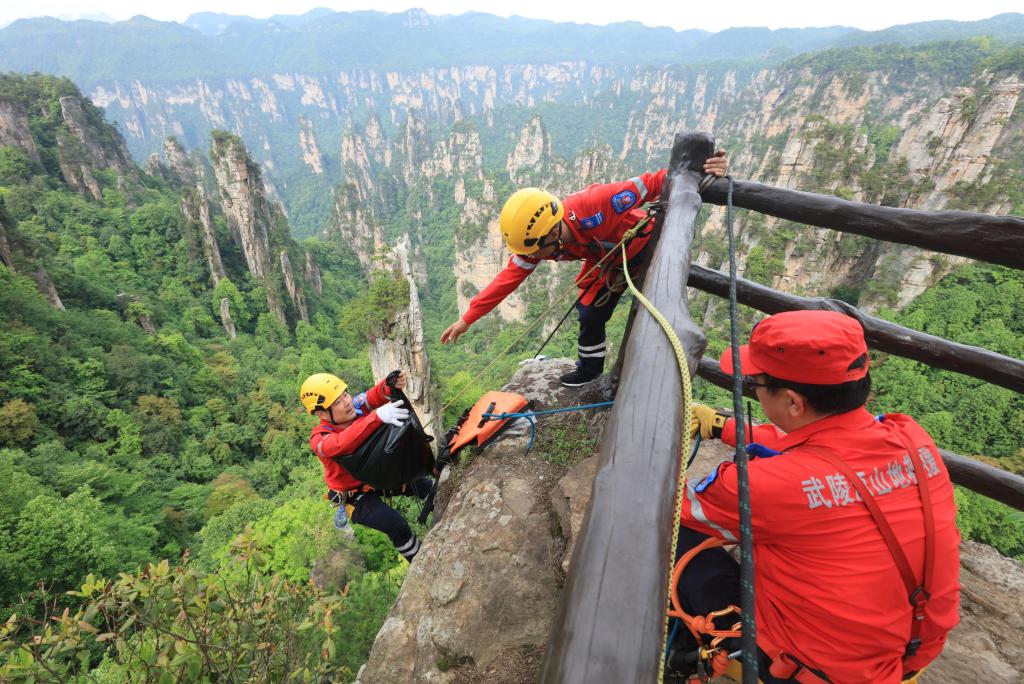 湖南张家界：峭壁索降呵护生态环境