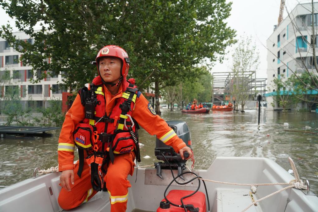 新华全媒+丨北京房山有序转运暴雨受灾人员