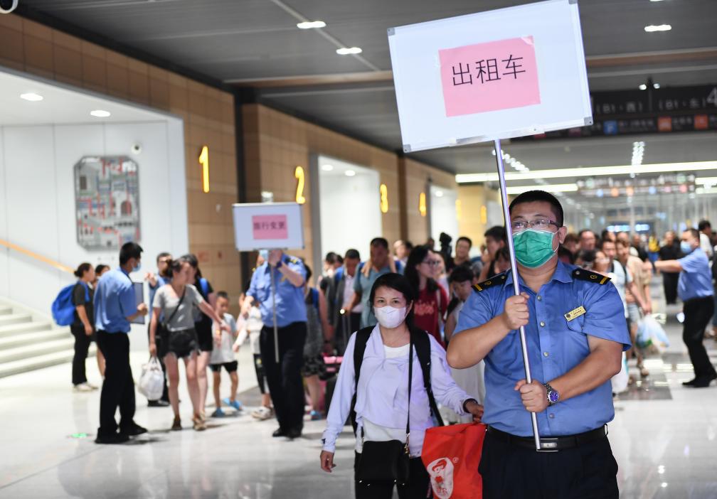 新华全媒+丨因强降雨被困北京门头沟的列车旅客陆续安全转移