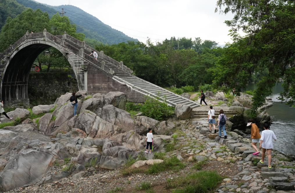 避暑游带动山区夏日经济