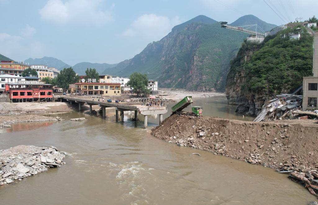 新华全媒+丨河北涞水：部分因灾阻断道路达到基本通行条件