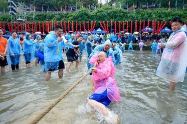 “水中拔河”乐趣多