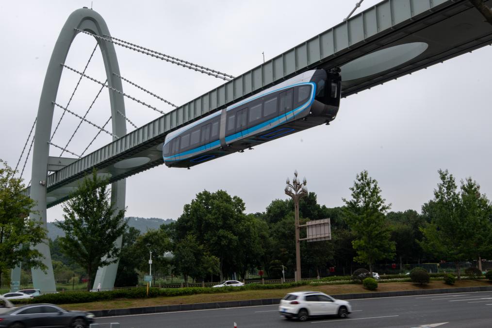 我国首条空轨线路开通运营