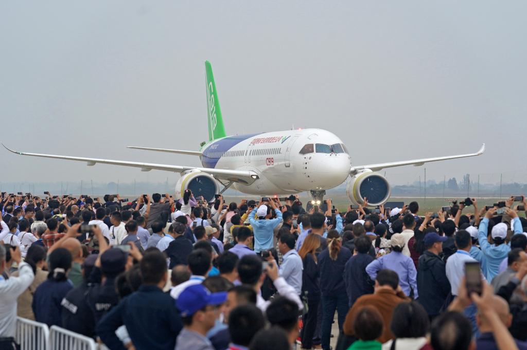 南昌飞行大会上演“天空之舞”