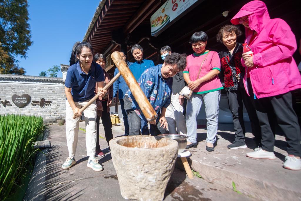 浙江宁波：古镇里的年糕特色旅游