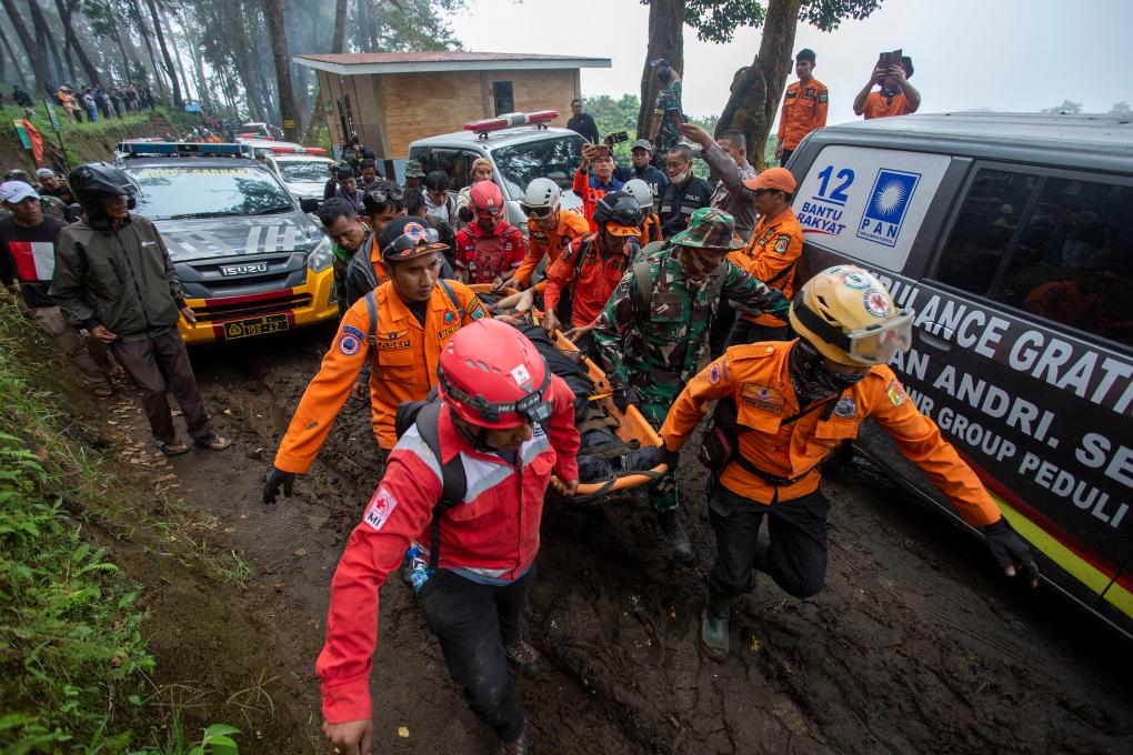 印尼火山喷发已致至少11人死亡