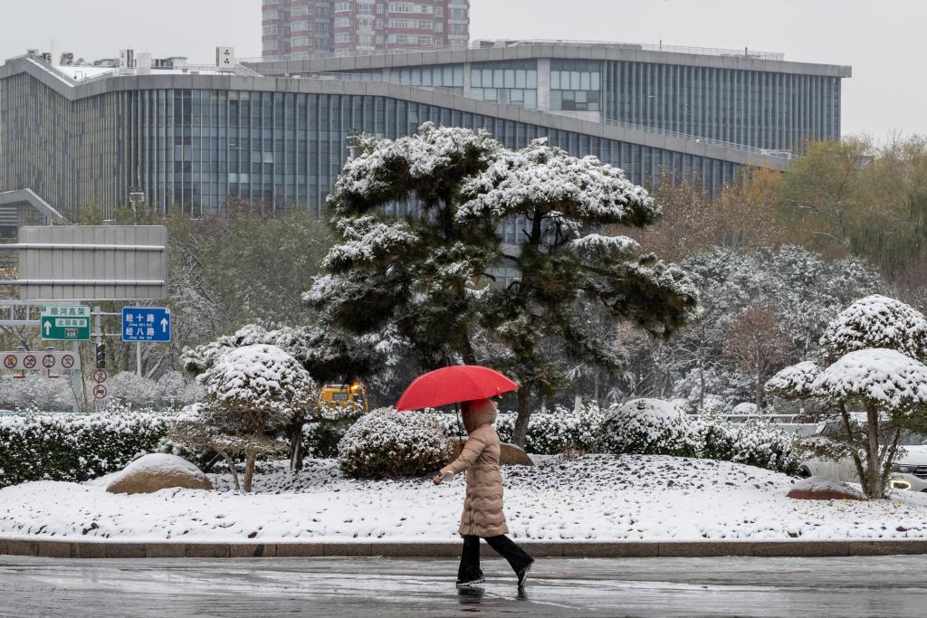 山东济南出现降温雨雪天气